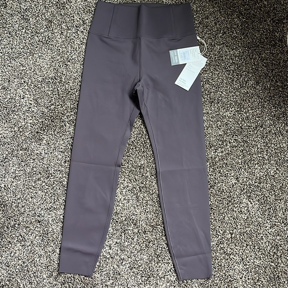 Vuori Women’s Evolve Plum Legging, NWT - Picture 3 of 8